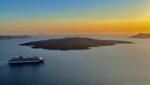 Read more about the article Why should you take a Santorini tour in 2025?