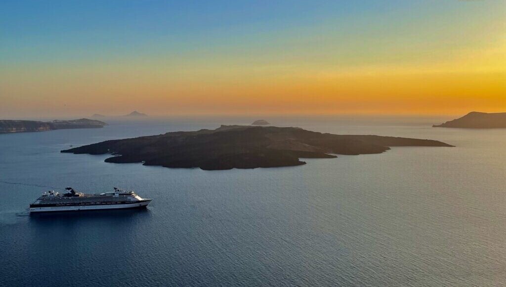 Read more about the article Why should you take a Santorini tour in 2025?